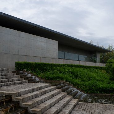 Shikoku Mura (Takamatsu), Vue sur la Shikoku Mura Gallery depuis le jardin aquatique
