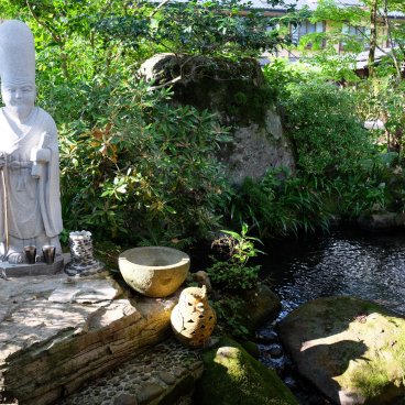 Yamabiko Ryokan (Kurokawa Onsen), divinité du bonheur et de la longévité dans le jardin intérieur de l'établissement