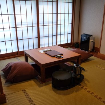 Yamabiko Ryokan (Kurokawa Onsen), salon en tatami de la chambre de style japonais-occidental 