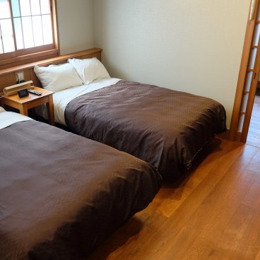 Yamabiko Ryokan (Kurokawa Onsen), lits de la chambre de style japonais-occidental 