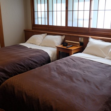 Yamabiko Ryokan (Kurokawa Onsen), lits de la chambre de style japonais-occidental 2