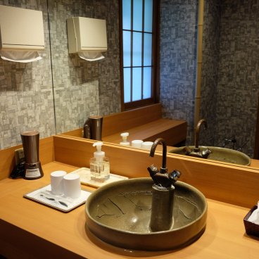Yamabiko Ryokan (Kurokawa Onsen), lavabo de la chambre de style japonais-occidental 