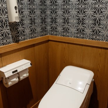 Yamabiko Ryokan (Kurokawa Onsen), toilettes de la chambre de style japonais-occidental 