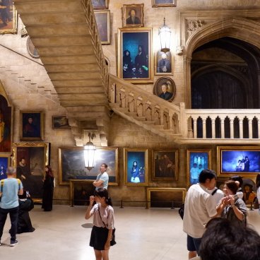 Warner Bros. Studio Tour Tokyo - The Making of Harry Potter, décor de la salle des portraits avec le grand escalier