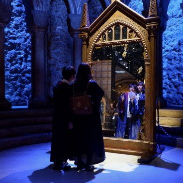 Warner Bros. Studio Tour Tokyo - The Making of Harry Potter, photo de visiteurs devant un miroir magique
