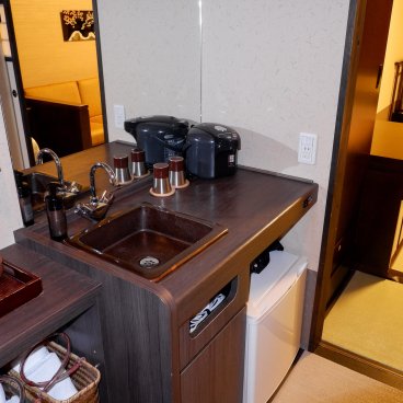 Hida Hanasatonoyu Takayama Ouan, coin cuisine et lavabo de la chambre double de luxe à la japonaise