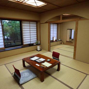 Yufuin Baien Garden Resort, salon et espace pour le coucher de la chambre japonaise standard