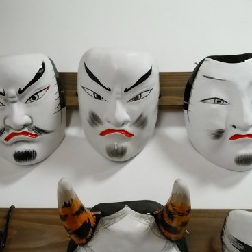 Yunotsu (Oda, Shimane), masques de Kagura Iwami dans le studio Kobayashi Kobo