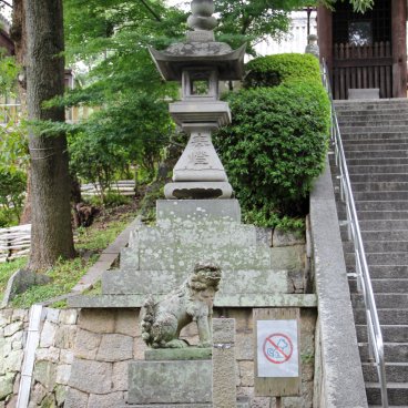 Achi-jinja (Kurashiki), statues en pierre le long des escaliers du sanctuaire