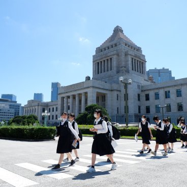 Bâtiment de la Diète nationale (Tokyo), visite guidée et sortie scolaire vers le jardin frontal