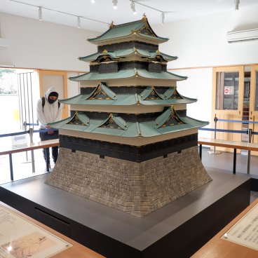 Kokyo Higashi Gyoen (Tokyo), exposition d'une maquette du donjon du château d'Edo