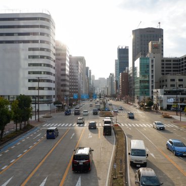 Hisaya Odori (Nagoya), vue sur les avenues du quartier urbain de Sakae depuis une passerelle du parc