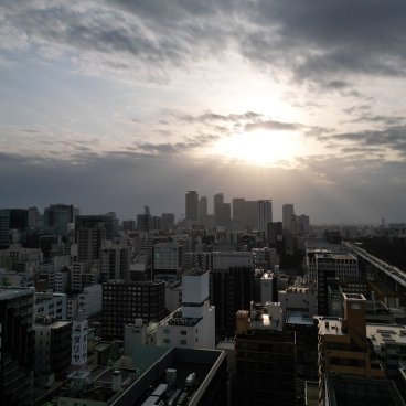 Hisaya Odori (Nagoya), vue aérienne par drone de la ville avec soleil couchant