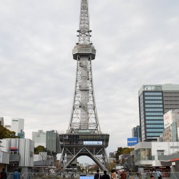 Hisaya Odori (Nagoya), parc au pied de la tour Mirai Tower