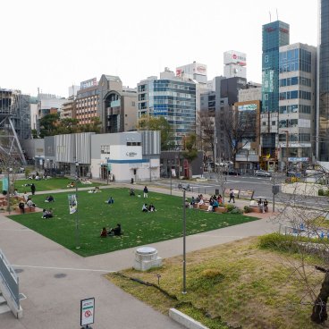 Hisaya Odori (Nagoya), parc au pied de la tour Mirai Tower 3