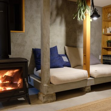 La toile (Mitoyo, Shikoku), vue sur le salon avec poêle à bois en hiver