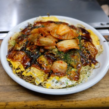 Okonomimura, okonomiyaki d'Hiroshima avec du chou kimchi en supplément