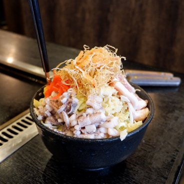 Tsukishima (Tokyo), garniture de monjayaki à cuire sur plaque dans un restaurant