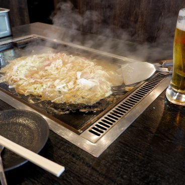 Tsukishima (Tokyo), monjayaki en train de cuire sur une plaque dans un restaurant