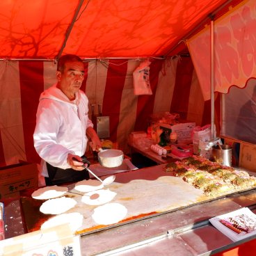 Stand de Okonomiyaki lors du Ume Matsuri du sanctuaire Yushima Tenmangu à Tokyo