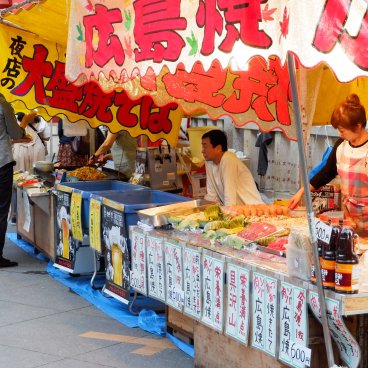 Stand de Okonomiyaki lors du Kanda Matsuri à Tokyo