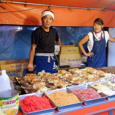 Stand de Okonomiyaki lors du Koenji Awa Odori à Tokyo