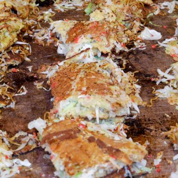 Okonomiyaki prêts à manger lors du Koenji Awa Odori à Tokyo