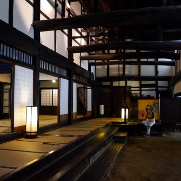 Résidence Yamaguchi (Sakai, Osaka), intérieur de la pièce principale avec sol en terre battue (Doma)