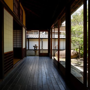 Résidence Yamaguchi (Sakai, Osaka), couloir Engawa avec vue sur le jardin intérieur
