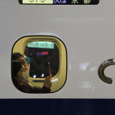 Fenêtre de Shinkansen avec passagers à bord