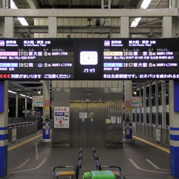 Panneaux d'indication des Shinkansen en gare
