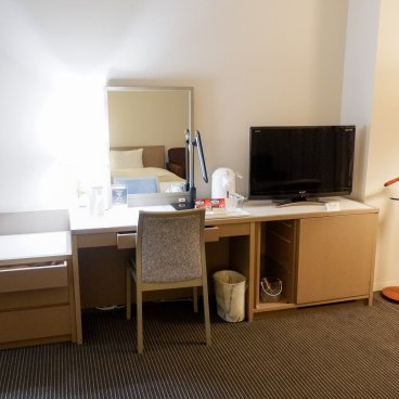 Hotel Aomori, coin bureau et TV de la chambre Twin