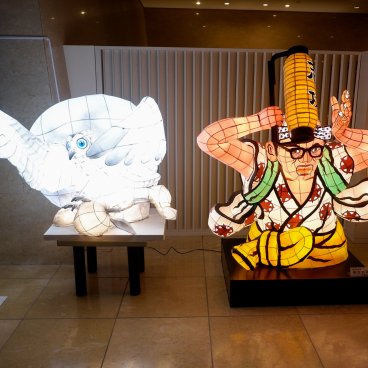 Hotel Aomori, exposition relative au Nebuta Matsuri dans le hall d'accueil de l'hôtel