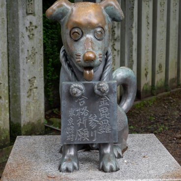 Kotohira-gu (Shikoku), Statue de chien Kompira-inu