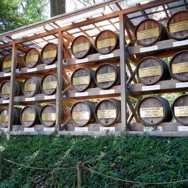 Meiji-jingu, Mur de tonneaux de vins français