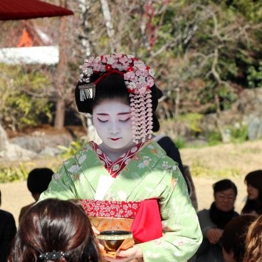 Thé matcha servi par Geisha et Maiko le 25 février au Kitano Tenmangu (Kyoto)