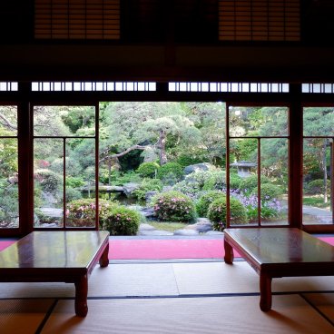 Salon de la maison de thé Yamamoto-tei (Katsushika, Tokyo) avec vue sur le jardin