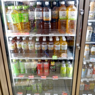 Thés japonais en bouteille au rayon frais d'un Konbini au Japon