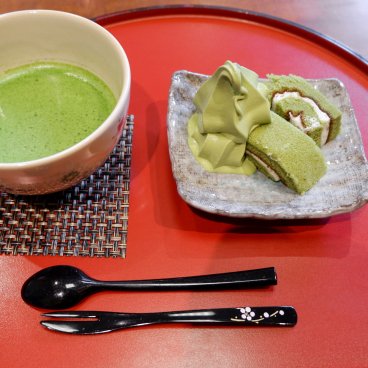 Nishio (Nagoya), thé et pâtisseries au matcha servis au restaurant Shokaku-en