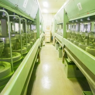Nishio (Nagoya), machines à réduire le matcha en poudre lors de la visite de l'entreprise Aoi Seicha