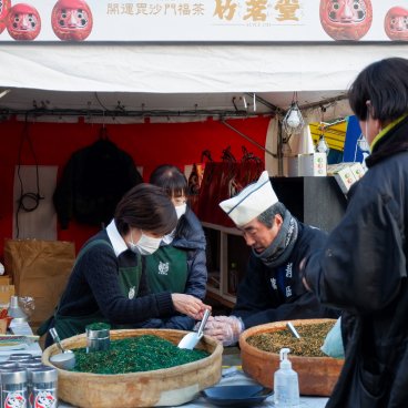 Fuji (Shizuoka), vente en vrac de thés japonais pendant le festival Bishamonten Taisai