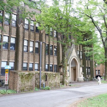 Todai (Tokyo), bâtiment en briques rouges de la faculté de droit et de lettres