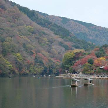 Arashiyama (Kyoto), vue sur les montagnes forestières à l'automne depuis le pont Togetsukyo