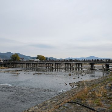 Togetsukyo (Kyoto), vue sur le pont à l'automne