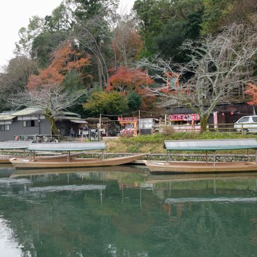 Togetsukyo (Kyoto), barques sur la rivière Katsura à l'automne