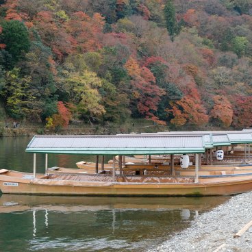 Togetsukyo (Kyoto), barques sur la rivière Katsura à l'automne 2