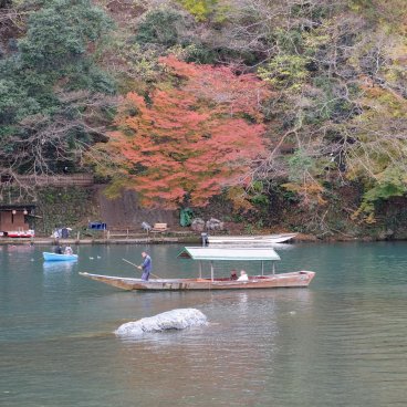 Togetsukyo (Kyoto), balade en barque sur la rivière Katsura à l'automne