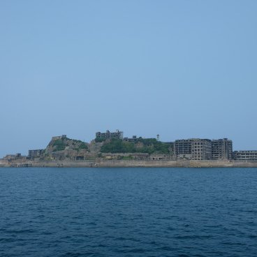 Gunkanjima (Nagasaki), panorama sur l'île depuis la mer
