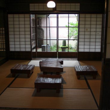 Kusakabe Mingeikan (Takayama), exposition de mobilier dans une pièce traditionnelle de la résidence
