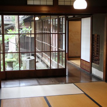 Kusakabe Mingeikan (Takayama), agencement intérieur des pièces autour du jardin intérieur